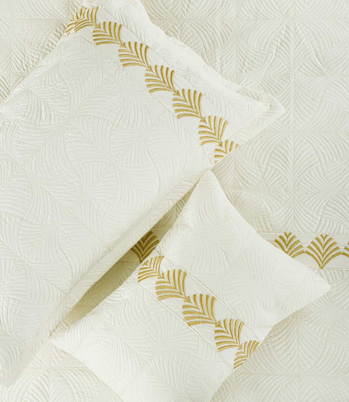 ✨ Solitaire King Size Embroidered Quilted Bedcover Set – 5 Pc | Luxury Bedcover + Pillow Covers + Cushions with Filler