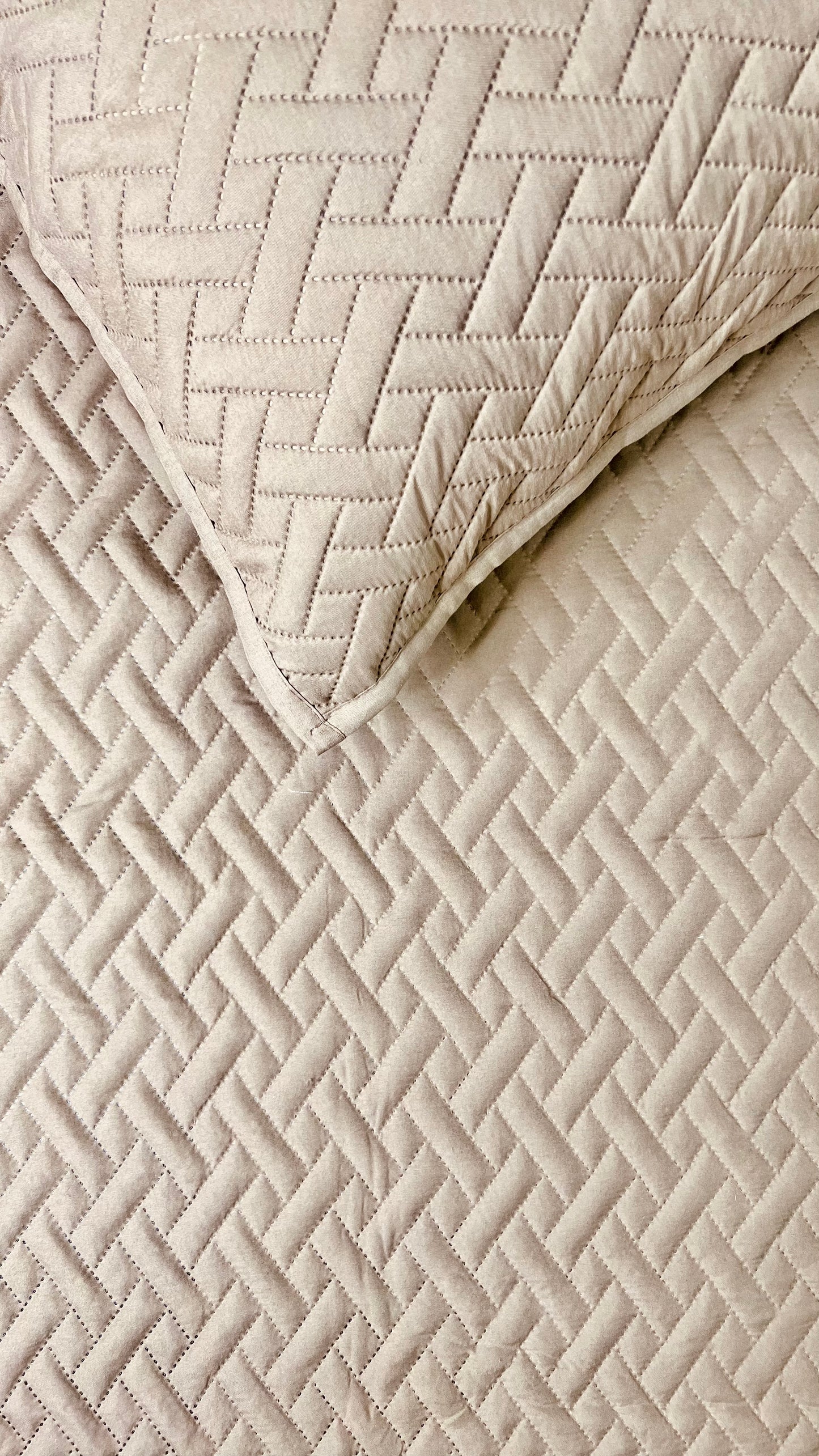 STERLING REVERSIBLE QUILTED BEDCOVER (Pista)