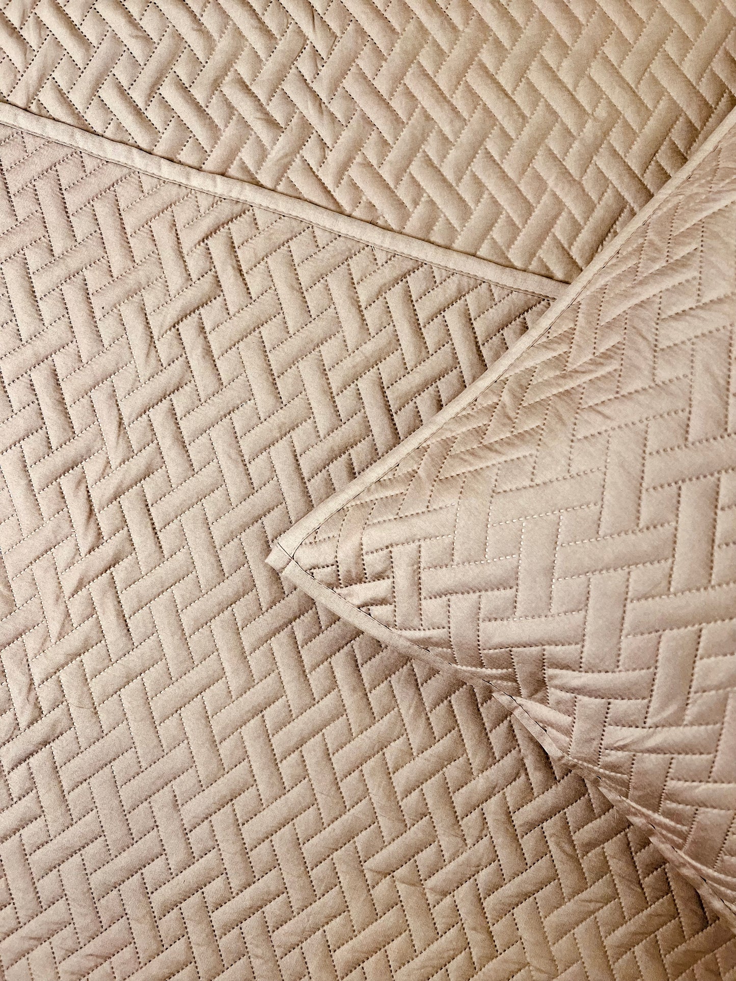 STERLING REVERSIBLE QUILTED BEDCOVER (Beige)